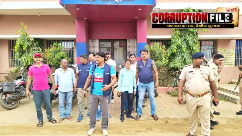 बिहार के बांका जिला परिषद कार्यालय में निगरानी अन्वेषण ब्यूरो द्वारा 1.26 लाख रुपये की कथित रिश्वत लेते हुए जेई और क्लर्क को गिरफ्तार करते हुए सांकेतिक तस्वीर।
